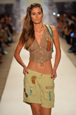 agua bendita koleksiyon ilkbahar - yaz 2014 için pist model yürür