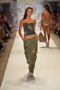 agua bendita koleksiyon ilkbahar - yaz 2014 için pist model yürür