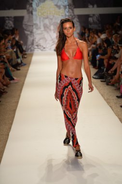 agua bendita koleksiyon ilkbahar - yaz 2014 için pist model yürür