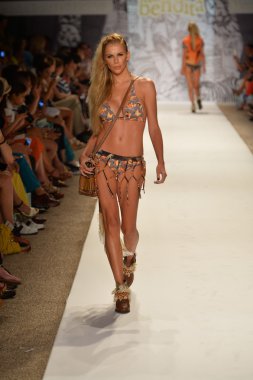 agua bendita koleksiyon ilkbahar - yaz 2014 için pist model yürür