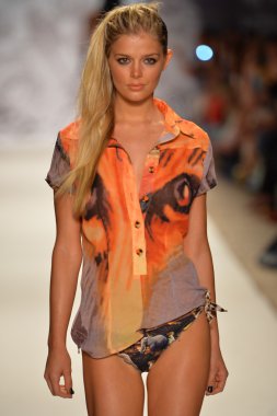 agua bendita koleksiyon ilkbahar - yaz 2014 için pist model yürür