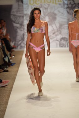 agua bendita koleksiyon ilkbahar - yaz 2014 için pist model yürür