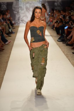 agua bendita koleksiyon ilkbahar - yaz 2014 için pist model yürür