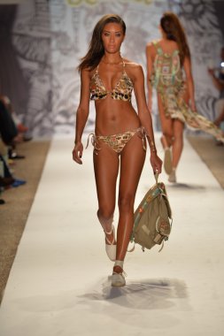 agua bendita koleksiyon ilkbahar - yaz 2014 için pist model yürür