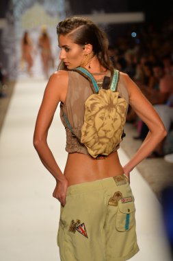 agua bendita koleksiyon ilkbahar - yaz 2014 için pist model yürür