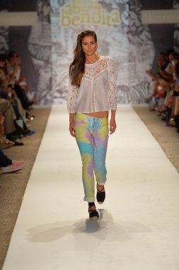 agua bendita koleksiyon ilkbahar - yaz 2014 için pist model yürür