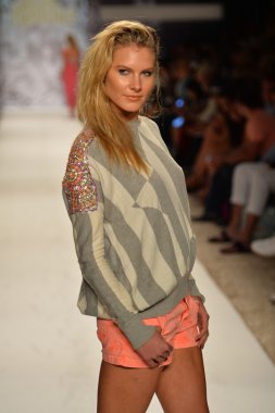 agua bendita koleksiyon ilkbahar - yaz 2014 için pist model yürür