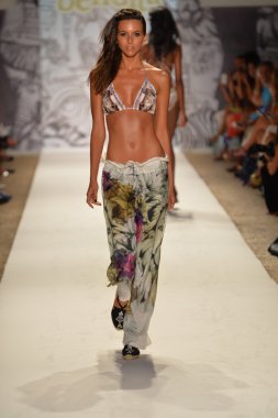 agua bendita koleksiyon ilkbahar - yaz 2014 için pist model yürür