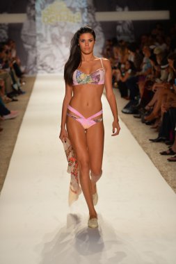 agua bendita koleksiyon ilkbahar - yaz 2014 için pist model yürür