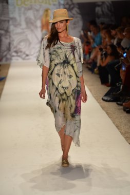 agua bendita koleksiyon ilkbahar - yaz 2014 için pist model yürür