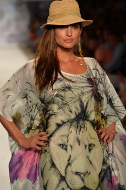 agua bendita koleksiyon ilkbahar - yaz 2014 için pist model yürür