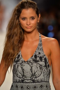 agua bendita koleksiyon ilkbahar - yaz 2014 için pist model yürür