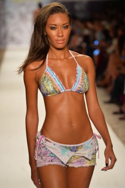 agua bendita koleksiyon ilkbahar - yaz 2014 için pist model yürür