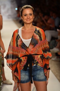 Tasarımcı catalina lvarez agua bendita koleksiyon ilkbahar - yaz 2014 için pist yürür