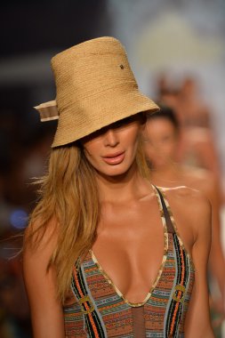 agua bendita koleksiyon ilkbahar - yaz 2014 için pist model yürür