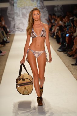 agua bendita koleksiyon ilkbahar - yaz 2014 için pist model yürür