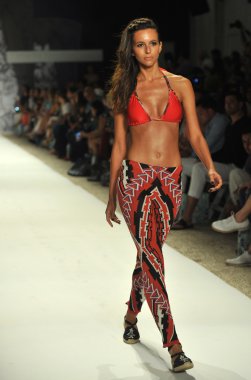 agua bendita koleksiyon ilkbahar - yaz 2014 için pist model yürür