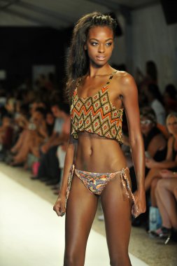 agua bendita koleksiyon ilkbahar - yaz 2014 için pist model yürür