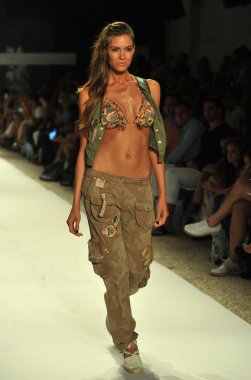 agua bendita koleksiyon ilkbahar - yaz 2014 için pist model yürür