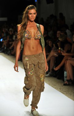 agua bendita koleksiyon ilkbahar - yaz 2014 için pist model yürür