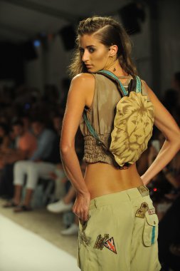 agua bendita koleksiyon ilkbahar - yaz 2014 için pist model yürür