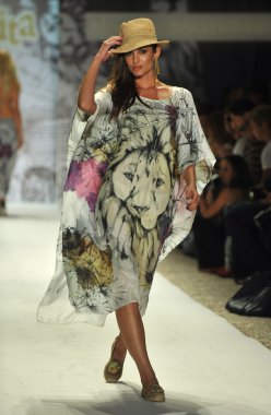 agua bendita koleksiyon ilkbahar - yaz 2014 için pist model yürür