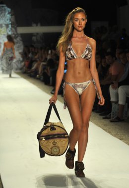 agua bendita koleksiyon ilkbahar - yaz 2014 için pist model yürür