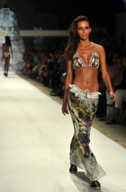 agua bendita koleksiyon ilkbahar - yaz 2014 için pist model yürür