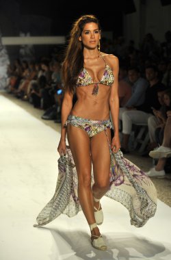 agua bendita koleksiyon ilkbahar - yaz 2014 için pist model yürür