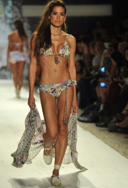 agua bendita koleksiyon ilkbahar - yaz 2014 için pist model yürür