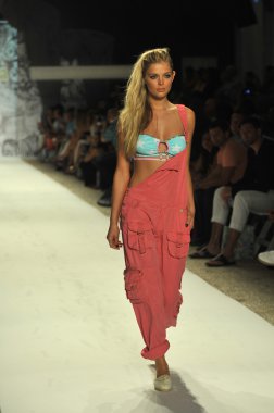 agua bendita koleksiyon ilkbahar - yaz 2014 için pist model yürür