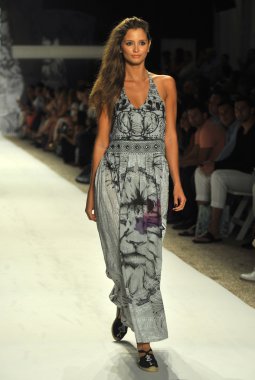 agua bendita koleksiyon ilkbahar - yaz 2014 için pist model yürür