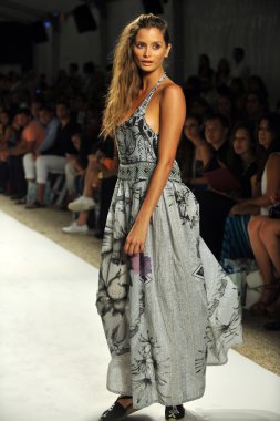 agua bendita koleksiyon ilkbahar - yaz 2014 için pist model yürür