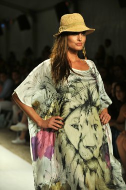 agua bendita koleksiyon ilkbahar - yaz 2014 için pist model yürür