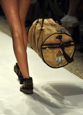 agua bendita koleksiyon ilkbahar - yaz 2014 için pist model yürür