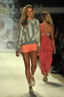 agua bendita koleksiyon ilkbahar - yaz 2014 için pist model yürür