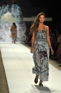 agua bendita koleksiyon ilkbahar - yaz 2014 için pist model yürür