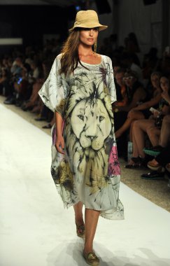 agua bendita koleksiyon ilkbahar - yaz 2014 için pist model yürür