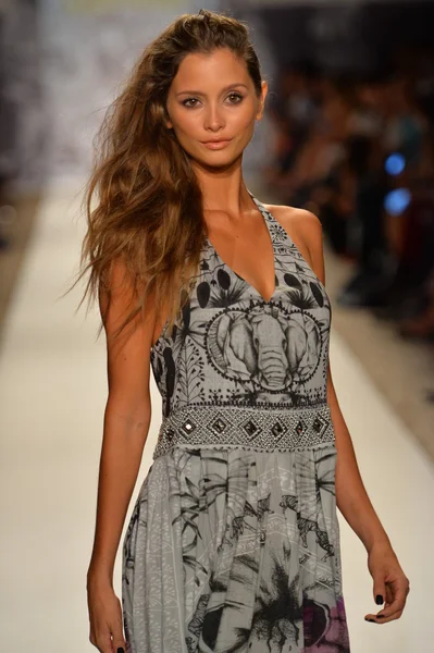 agua bendita koleksiyon ilkbahar - yaz 2014 için pist model yürür