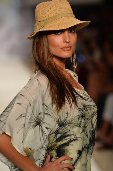 Model walks runway at the Agua Bendita Collection for Spring - Summer 2014 — Stock Photo, Image