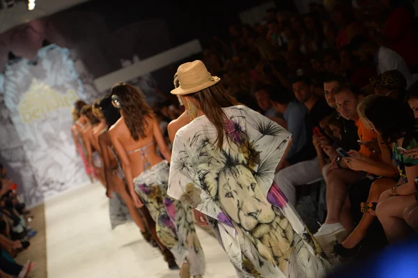 Models walks runway finale at the Agua Bendita Collection for Spring - Summer 2014 — Stock Photo, Image