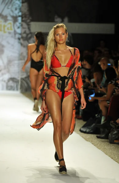 Model walks runway at the Agua Bendita Collection for Spring - Summer 2014 — Stock Photo, Image