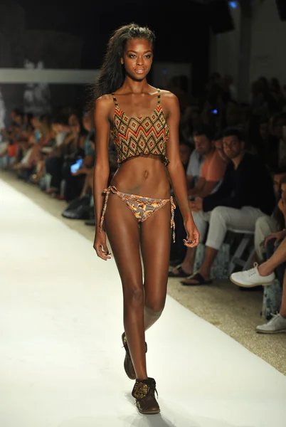 Model walks runway at the Agua Bendita Collection for Spring - Summer 2014 — Stock Photo, Image