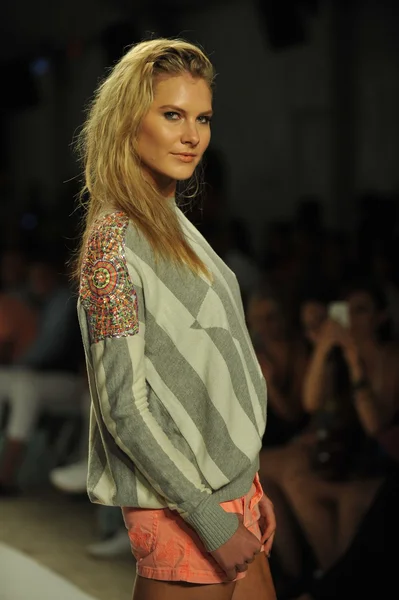 Model walks runway at the Agua Bendita Collection for Spring - Summer 2014 — Stock Photo, Image