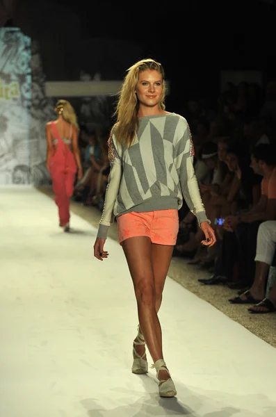 Model walks runway at the Agua Bendita Collection for Spring - Summer 2014 — Stock Photo, Image