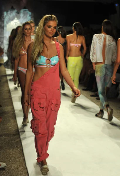 Model berjalan di landasan pacu Agua Bendita Collection for Spring - Summer 2014 — Stok Foto