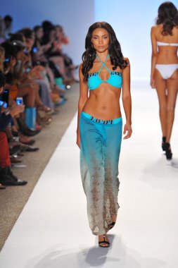 sauvage koleksiyon ilkbahar yaz 2014 mercedes-benz yüzmek moda haftası için pist model yürür