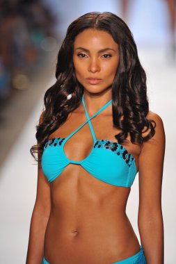 sauvage koleksiyon ilkbahar yaz 2014 mercedes-benz yüzmek moda haftası için pist model yürür