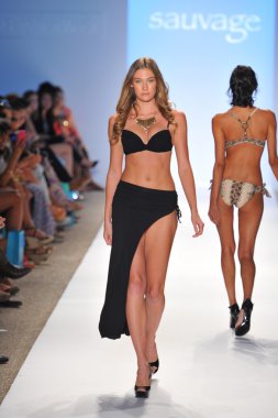 sauvage koleksiyon ilkbahar yaz 2014 mercedes-benz yüzmek moda haftası için pist model yürür