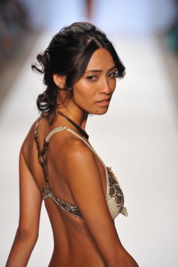 sauvage koleksiyon ilkbahar yaz 2014 mercedes-benz yüzmek moda haftası için pist model yürür